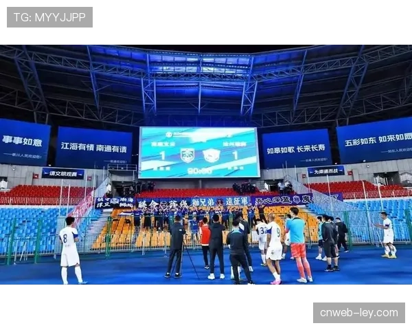 大雨导致场地积水，沧州雄狮与南通支云的比赛下半场延迟开球